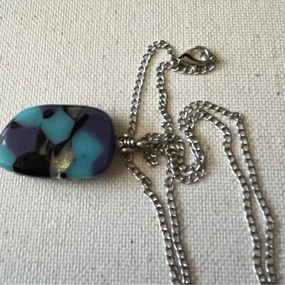 Elegant Silver and Green Pendant Necklace - Picture 4 of 4